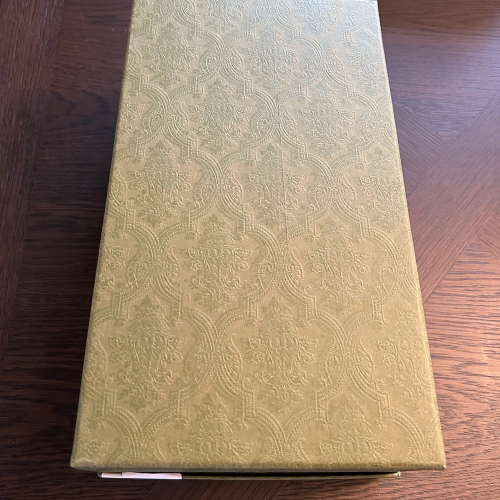 🎉HOST PICK🎉 GUCCI SHOEBOX WITH ORIGINAL TISSUE /PAPERWORK AND SHOE DUST BAGS - Picture 7 of 16